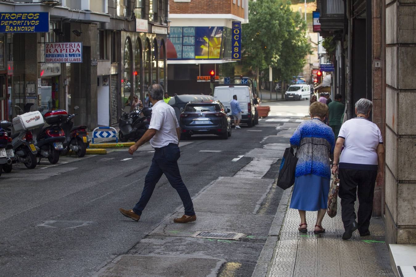 Los trabajos en este céntrico vial de la capital cántabra se prolongarán por espacio de tres meses, hasta el puente de la Constitución