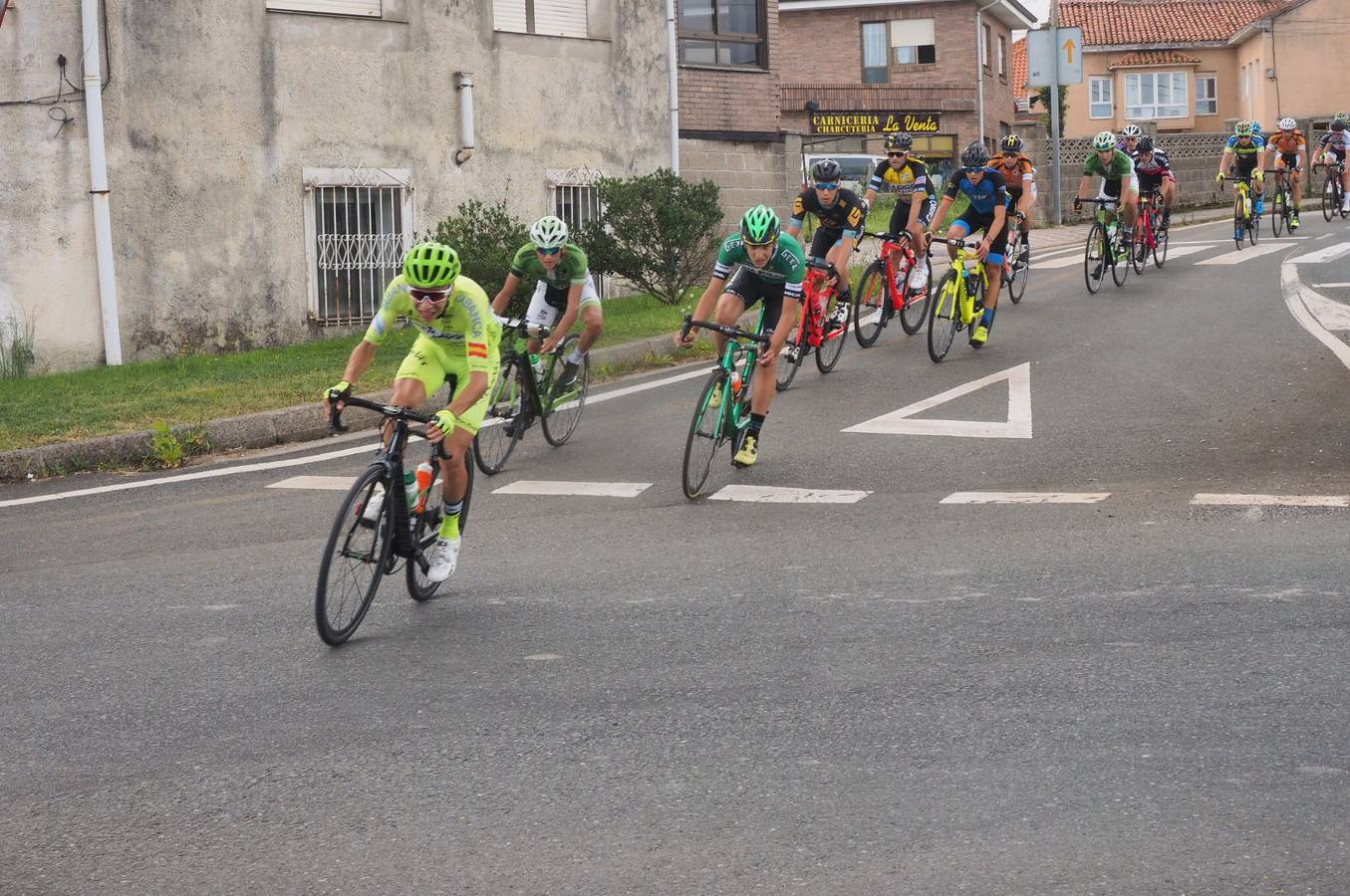El gallego del Supermercados Froiz enjuga en Maliaño la diferencia de 12 segundos con el cántabro Antonio Angulo para llevarse el último maillot amarillo.