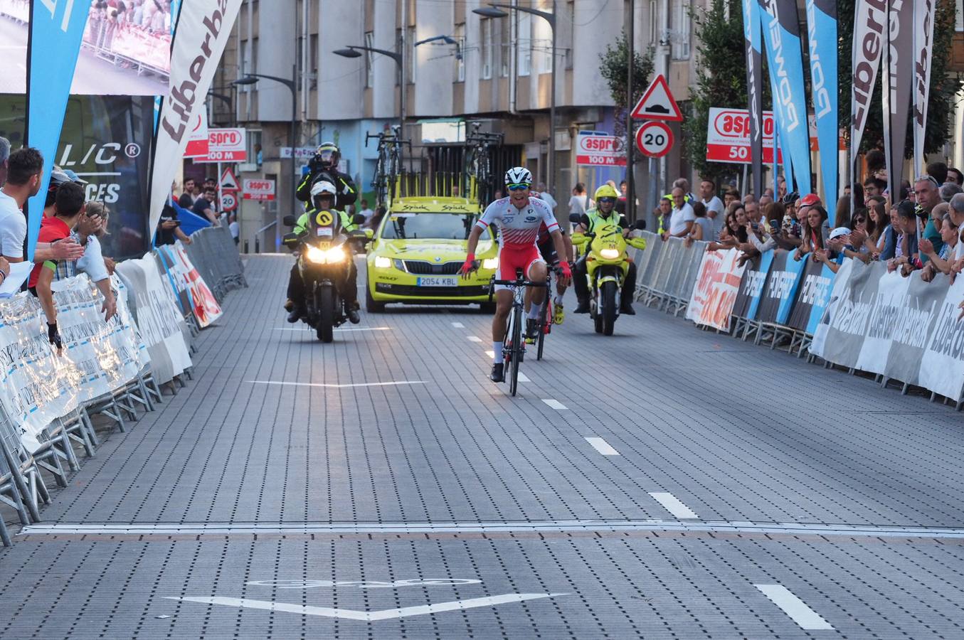 El gallego del Supermercados Froiz enjuga en Maliaño la diferencia de 12 segundos con el cántabro Antonio Angulo para llevarse el último maillot amarillo.