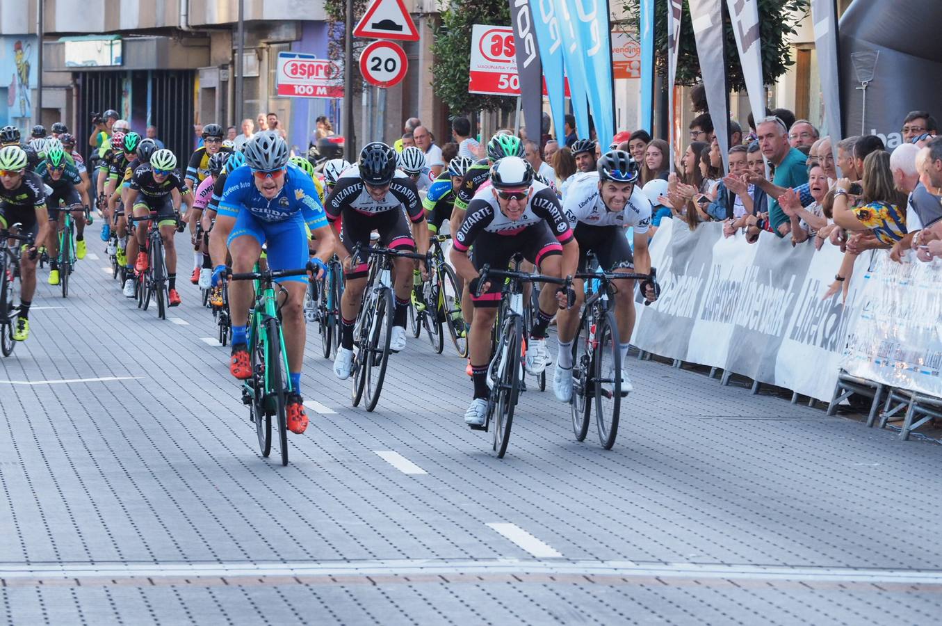 El gallego del Supermercados Froiz enjuga en Maliaño la diferencia de 12 segundos con el cántabro Antonio Angulo para llevarse el último maillot amarillo.