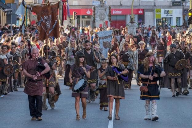 El Desfile General de Tribus y Legiones cerró el domingo una de las mejoras ediciones de la Fiesta de Interés Turístico Nacional de Guerras Cántabras.