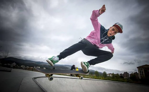 Un joven skater en el skatepark de Reinosa.