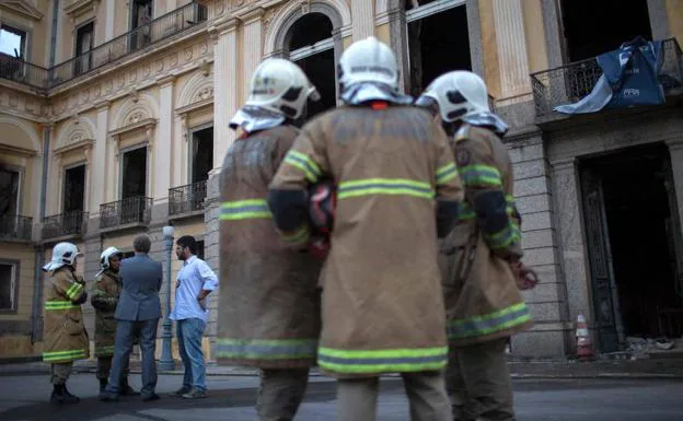 Bomberos ante el Museo Nacional de Río de Janeiro tras el incendio.