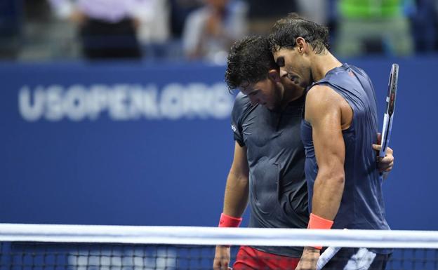 Nadal consuela a Thiem tras el partido. 