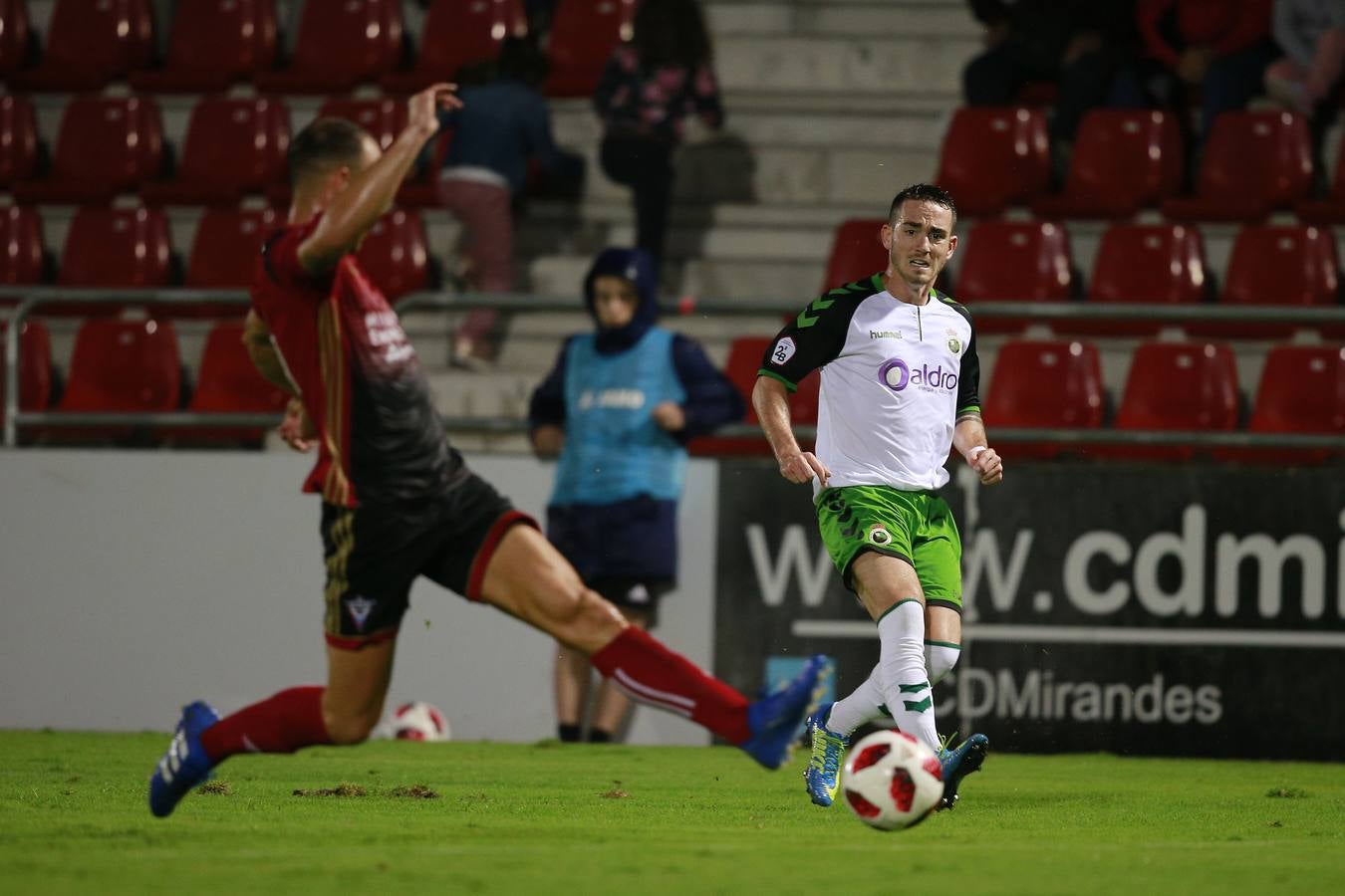 Fotos: Encuentro Mirandés-Racing de la Copa del Rey