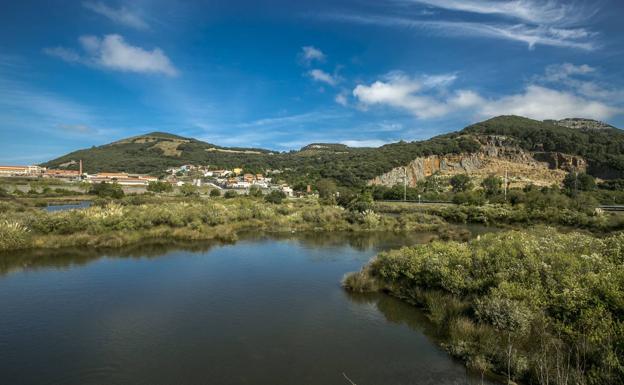 Marismas de Santoña, con el penal de El Dueso al fondo.