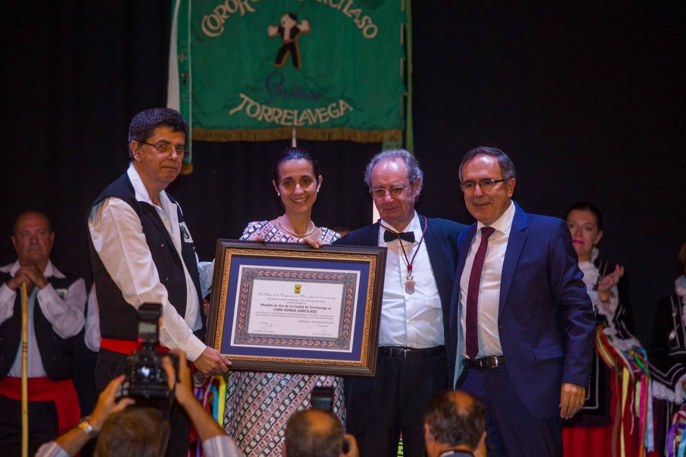 Fotos: El Coro Ronda Garcilaso recibe la Medalla de Oro de Torrelavega