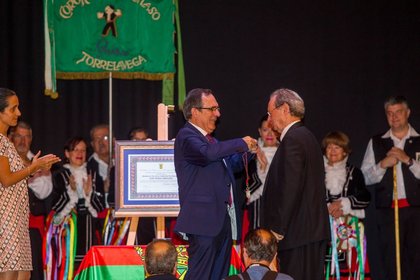 Fotos: El Coro Ronda Garcilaso recibe la Medalla de Oro de Torrelavega