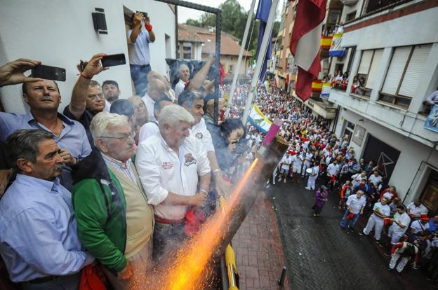 Miguel Ángel Revilla y Pablo Zuloaga acompañaron a Patricio Martínez en el lanzamiento del chupinazo que sirvió para abrir las fiestas de Ampuero.