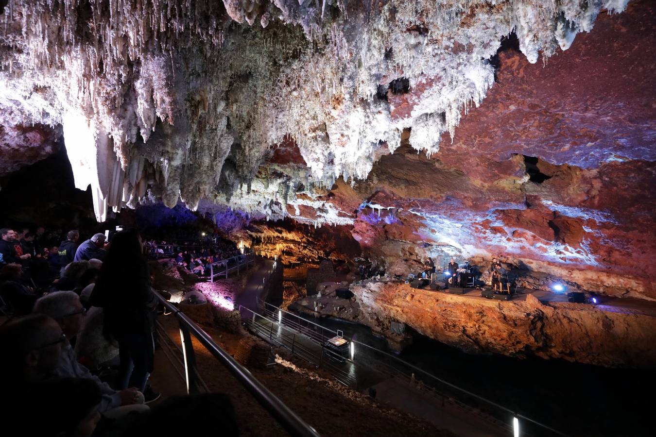 Fotos: Loquillo repasa 40 añosd e carrera desde la cueva de El Soplao