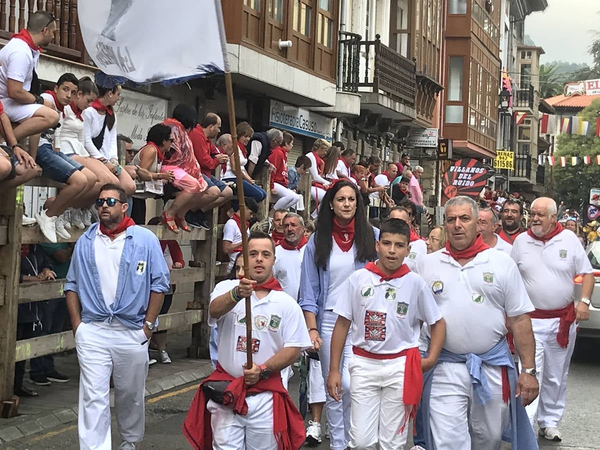 Fotos: Imágenes del primer encierro de las fiestas de Ampuero