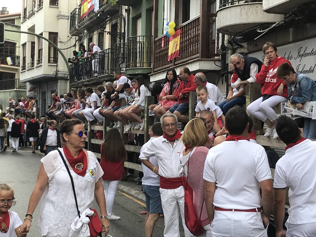 Fotos: Imágenes del primer encierro de las fiestas de Ampuero