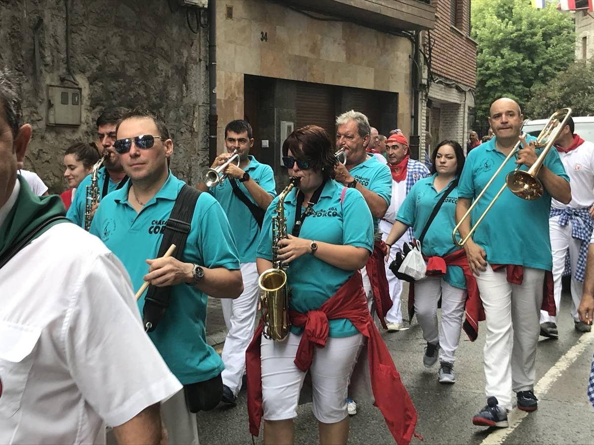 Fotos: Imágenes del primer encierro de las fiestas de Ampuero