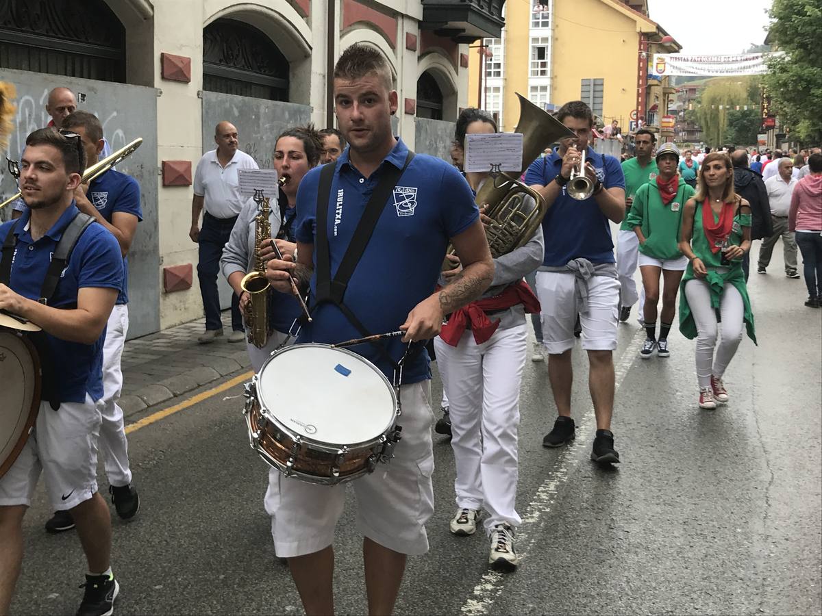 Fotos: Imágenes del primer encierro de las fiestas de Ampuero