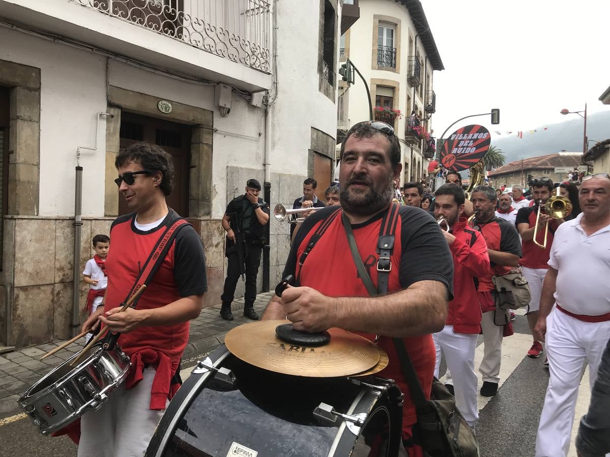 Fotos: Imágenes del primer encierro de las fiestas de Ampuero