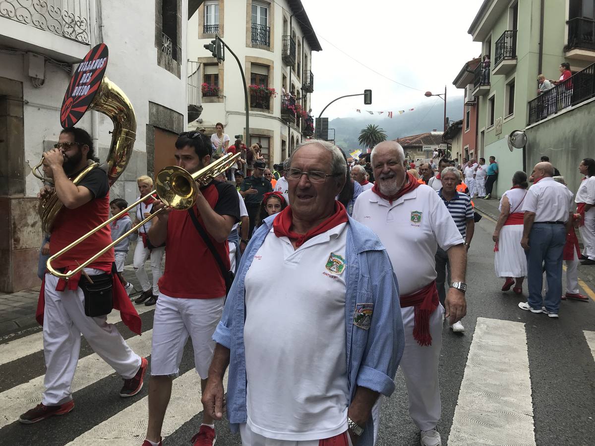 Fotos: Imágenes del primer encierro de las fiestas de Ampuero