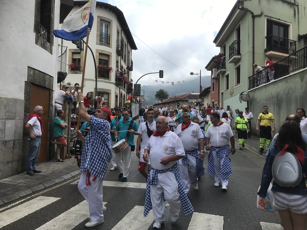 Fotos: Imágenes del primer encierro de las fiestas de Ampuero