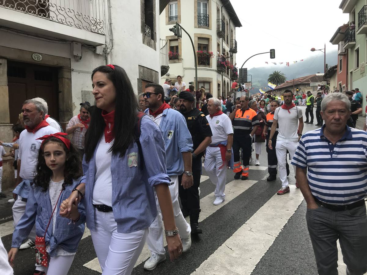 Fotos: Imágenes del primer encierro de las fiestas de Ampuero