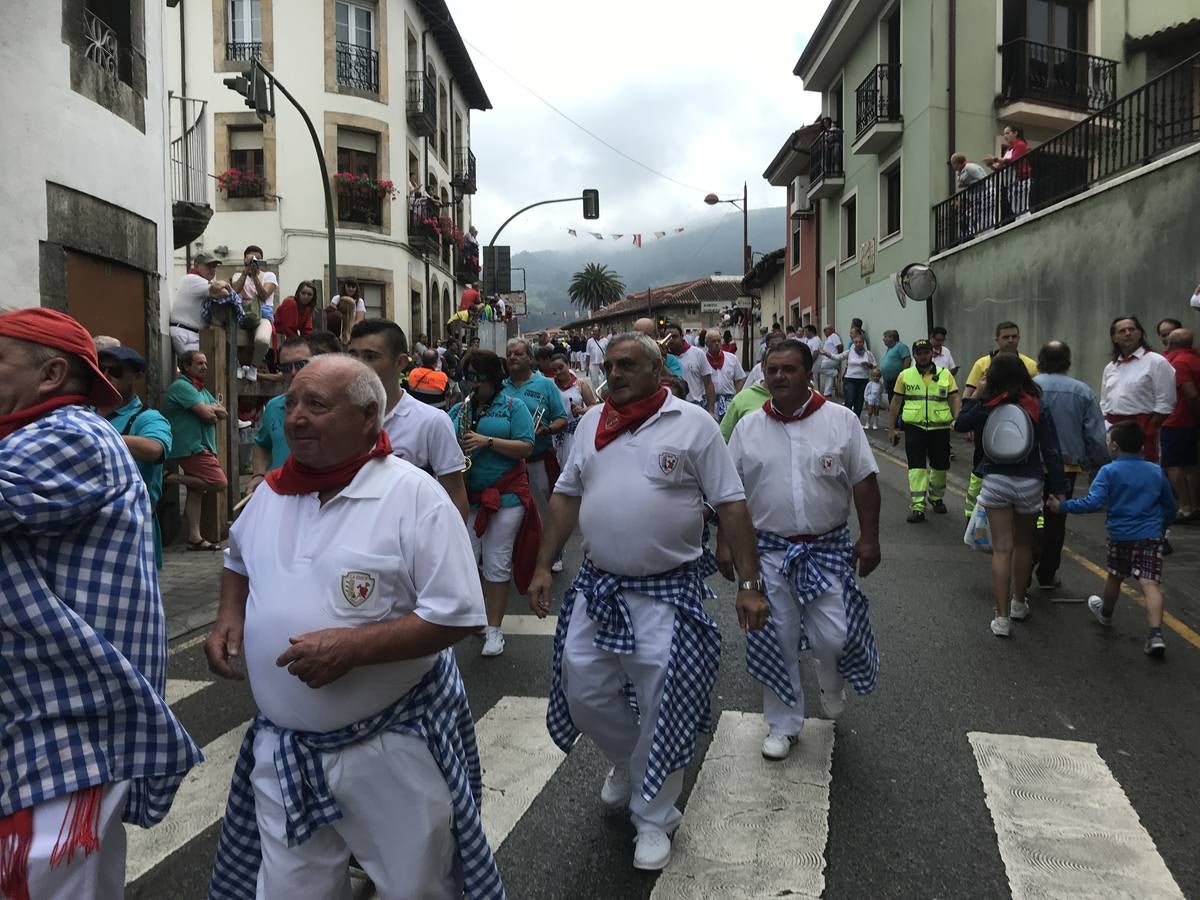 Fotos: Imágenes del primer encierro de las fiestas de Ampuero