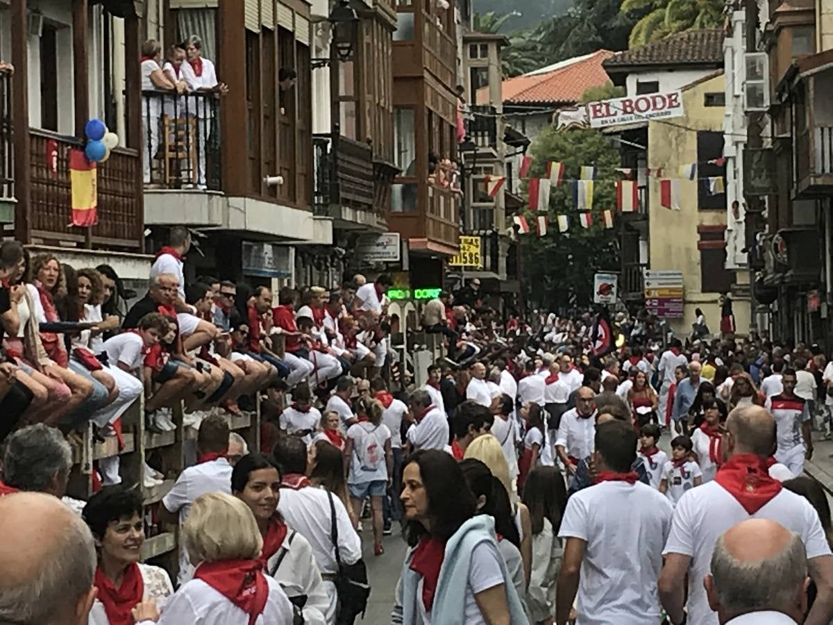 Fotos: Imágenes del primer encierro de las fiestas de Ampuero