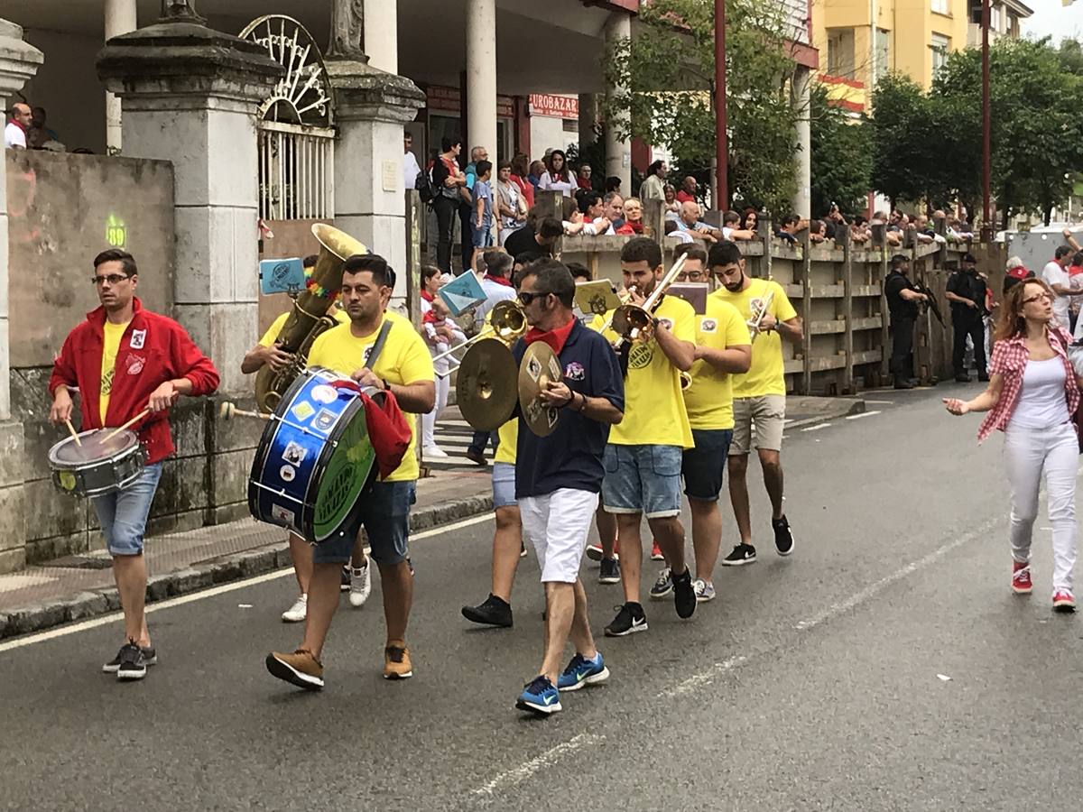 Fotos: Imágenes del primer encierro de las fiestas de Ampuero