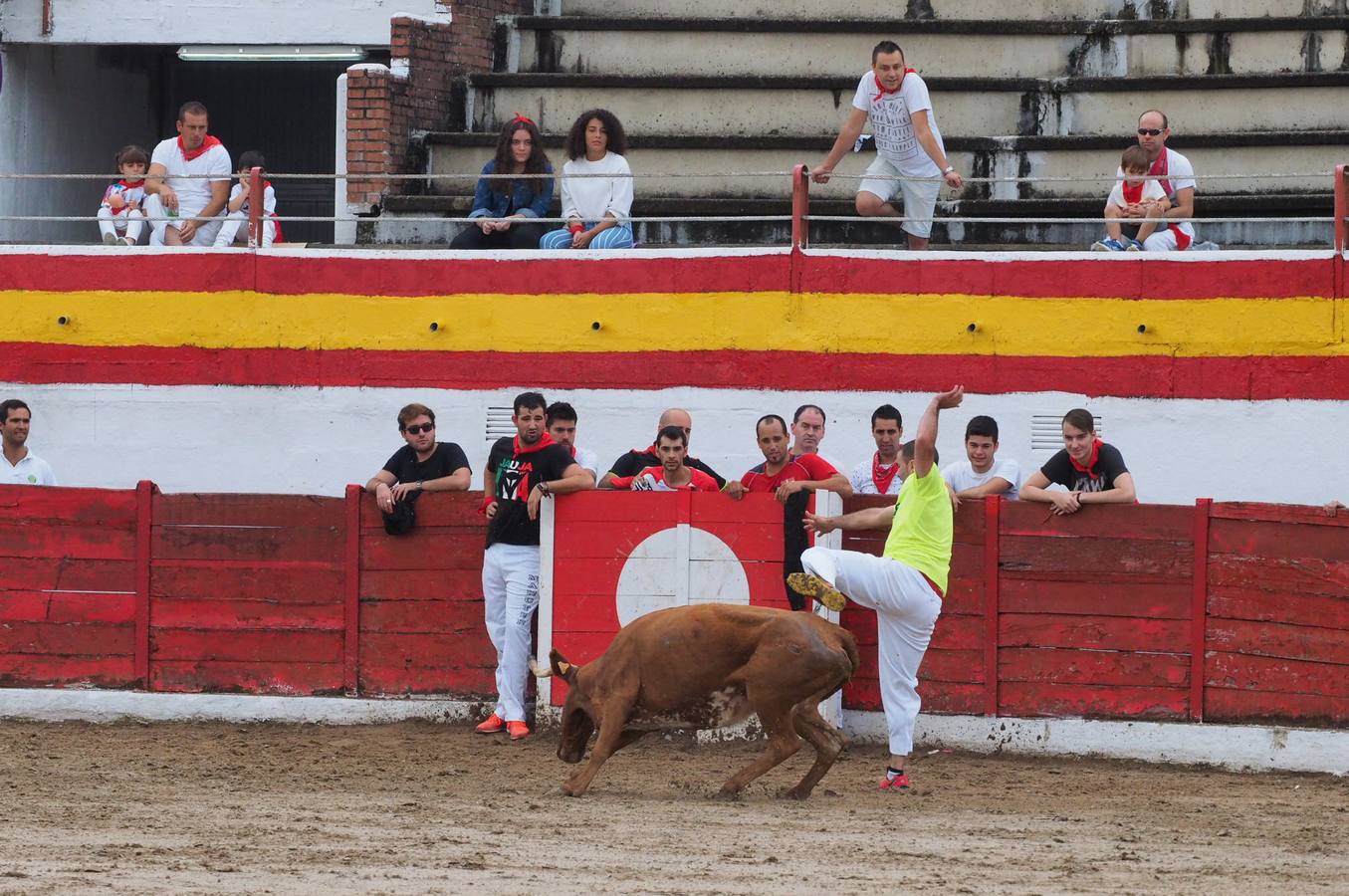 Fotos: Imágenes del primer encierro de las fiestas de Ampuero