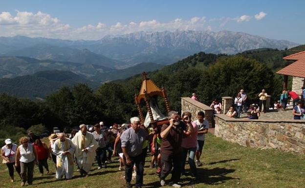 La Virgen de la Luz es llevada en andas por los devotos alrededor de su santuario al pie de Peña Sagra. 