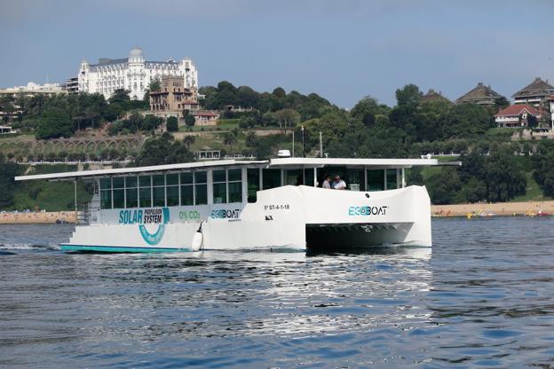 El moderno catamarán está de pruebas, estos días, por las aguas de la bahía de Santander. 