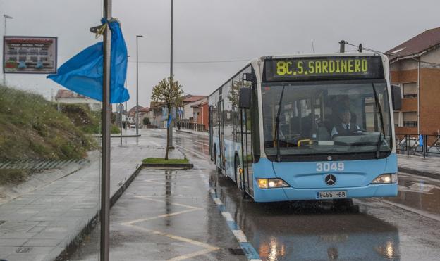 Imagen de uno de los autobuses municipales que circulan por Monte y Cueto