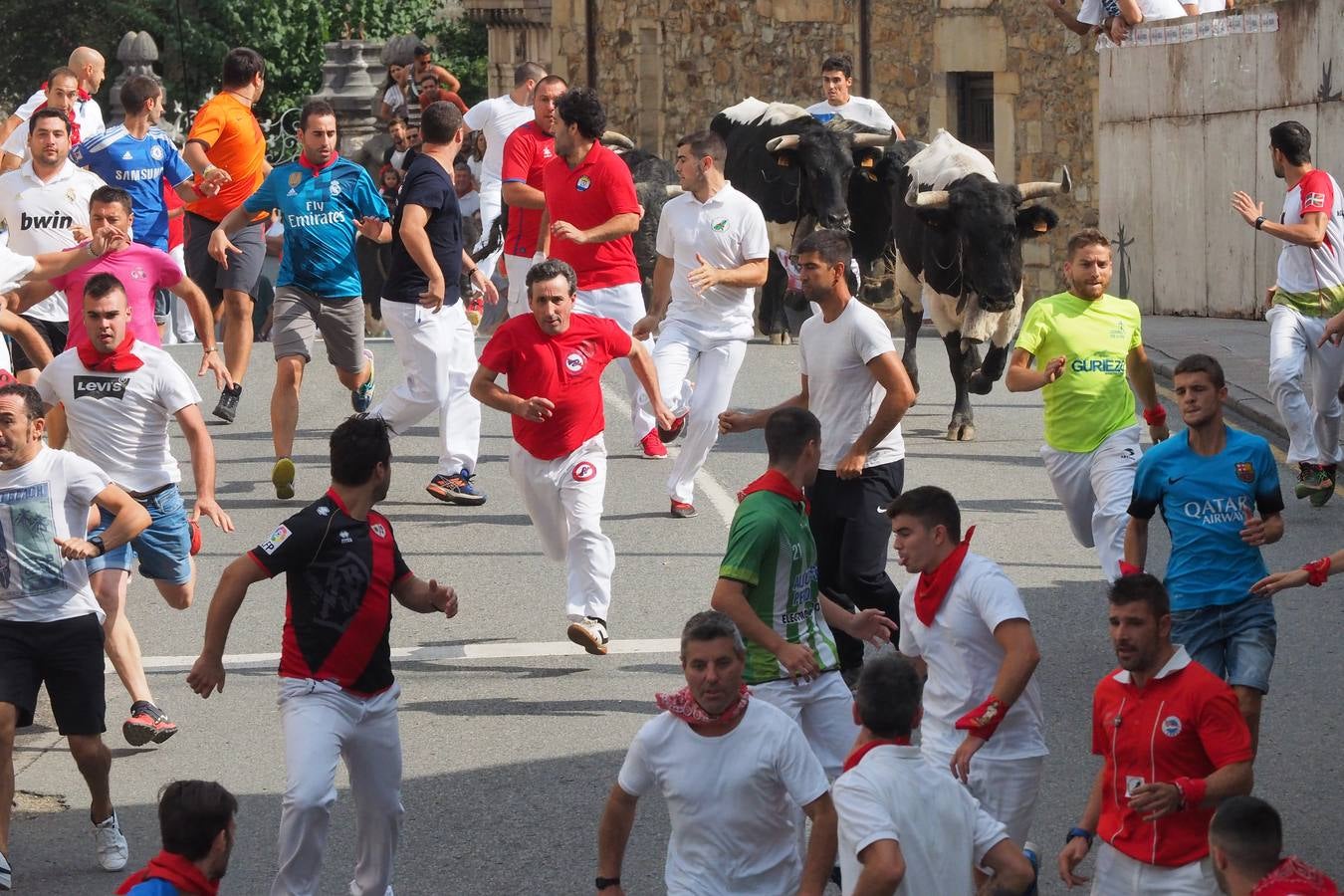 Fotos: Ampuero cierra las fiestas con un encierro limpio