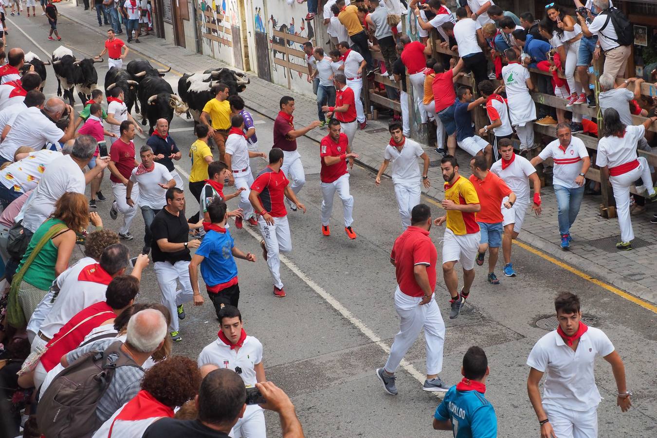 Fotos: Ampuero cierra las fiestas con un encierro limpio