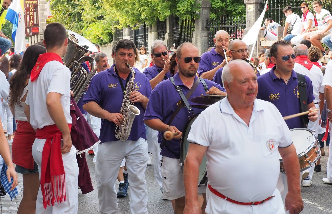 Fotos: Ampuero cierra las fiestas con un encierro limpio