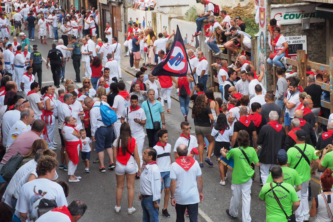 Fotos: Ampuero cierra las fiestas con un encierro limpio