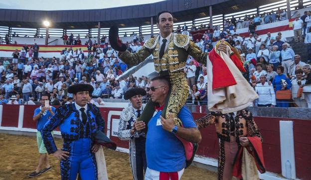 El Cid volvió a salir a hombros en la plaza de toros de Santoña.