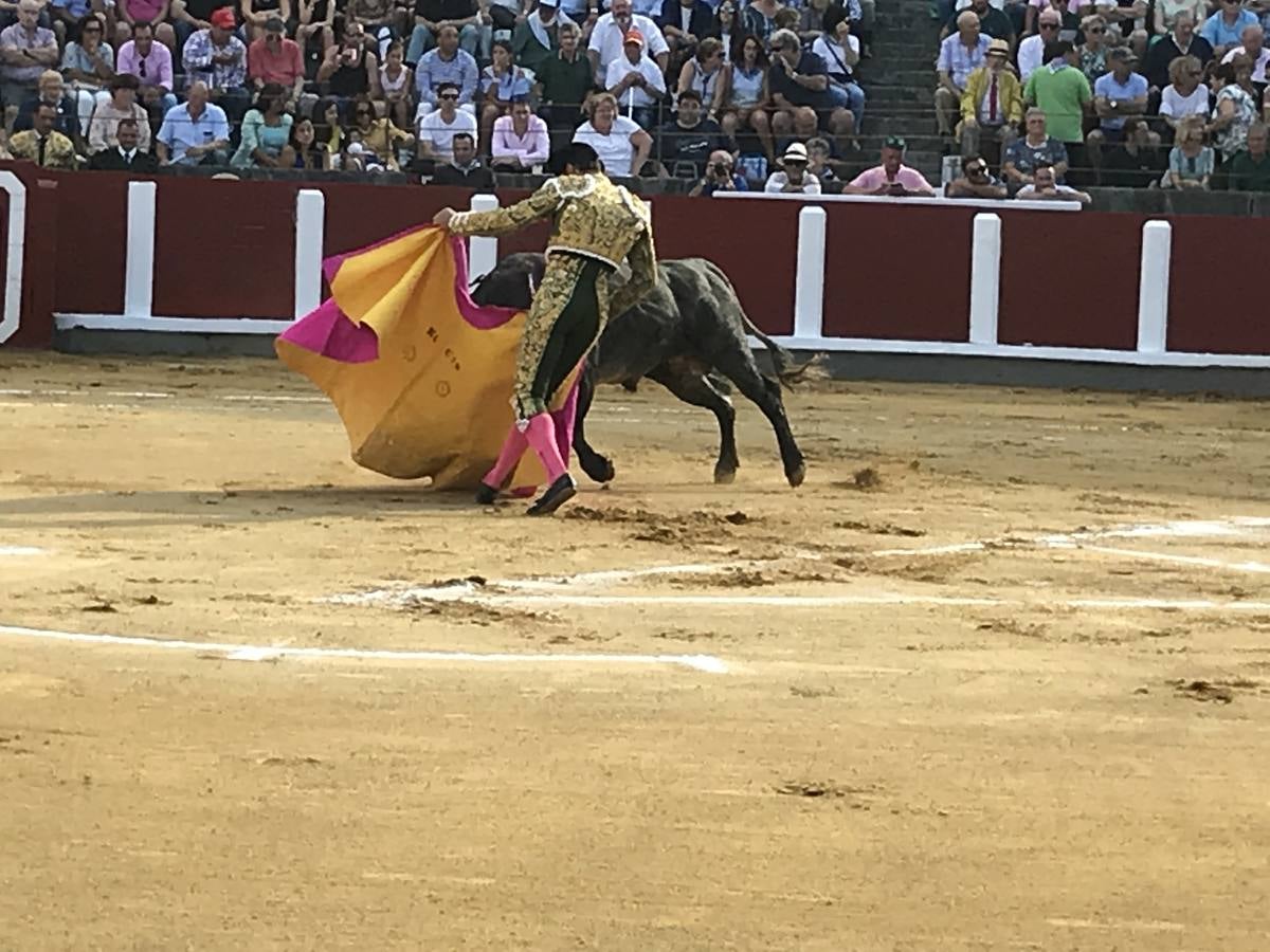 El Cid fue el único torero que salió a hombros de la plaza de Santoña tras una meritoria faena.