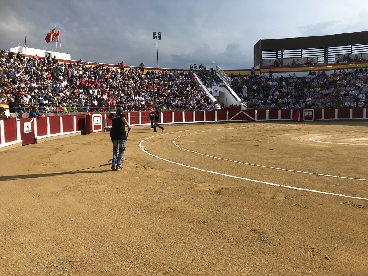 El Cid fue el único torero que salió a hombros de la plaza de Santoña tras una meritoria faena.