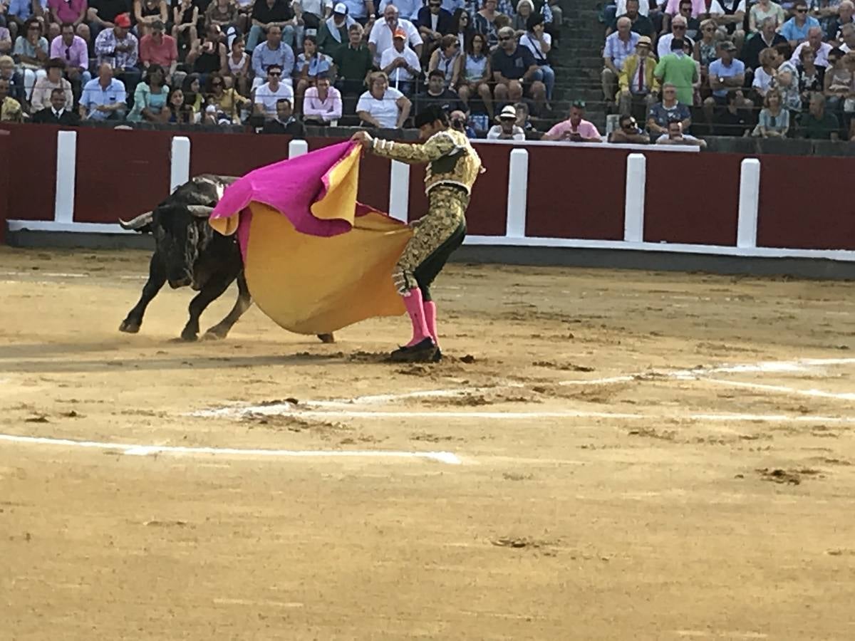 El Cid fue el único torero que salió a hombros de la plaza de Santoña tras una meritoria faena.