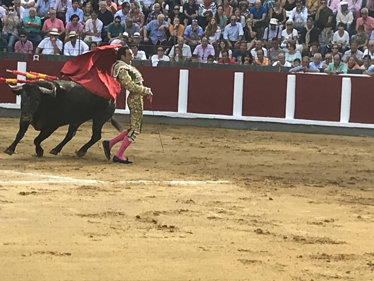 El Cid fue el único torero que salió a hombros de la plaza de Santoña tras una meritoria faena.