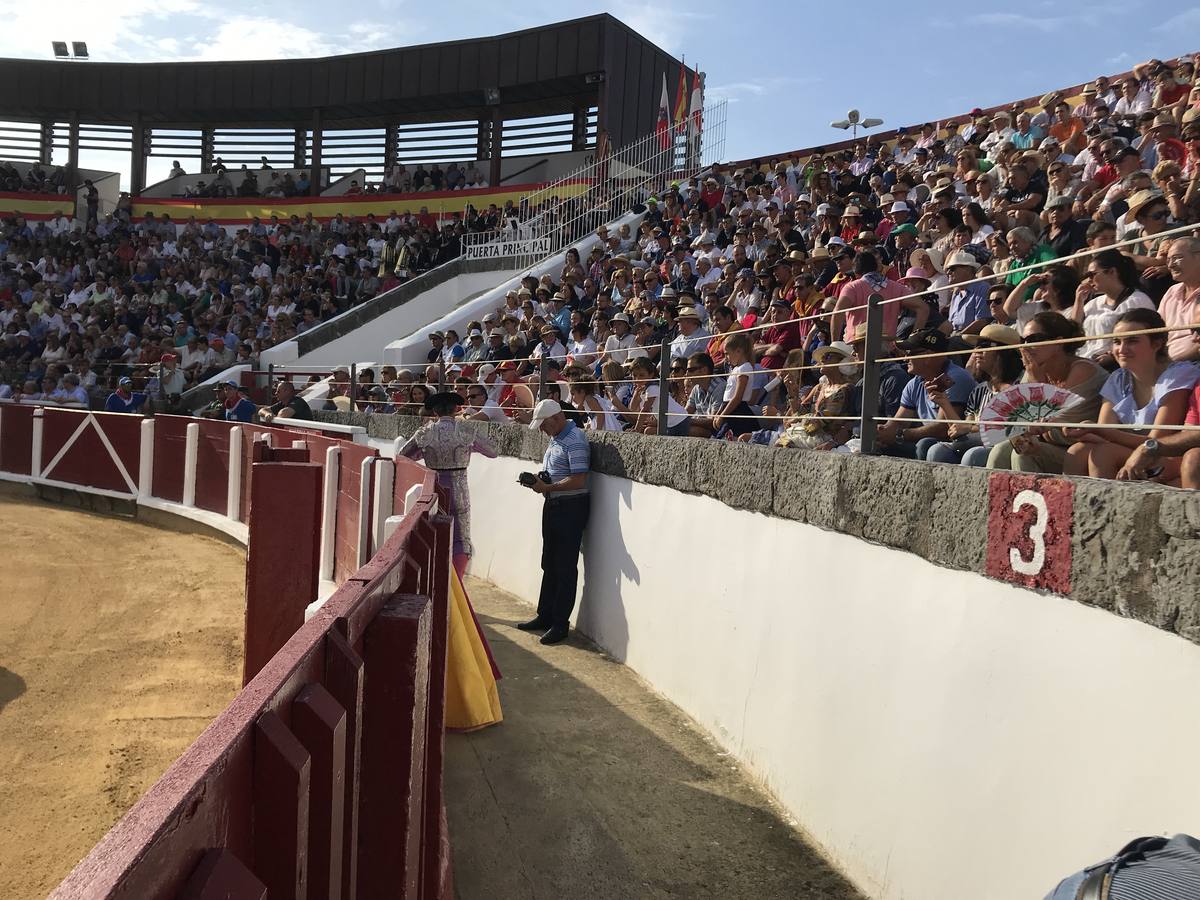 El Cid fue el único torero que salió a hombros de la plaza de Santoña tras una meritoria faena.