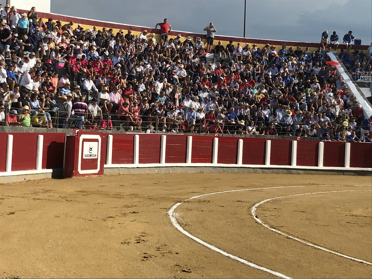 El Cid fue el único torero que salió a hombros de la plaza de Santoña tras una meritoria faena.