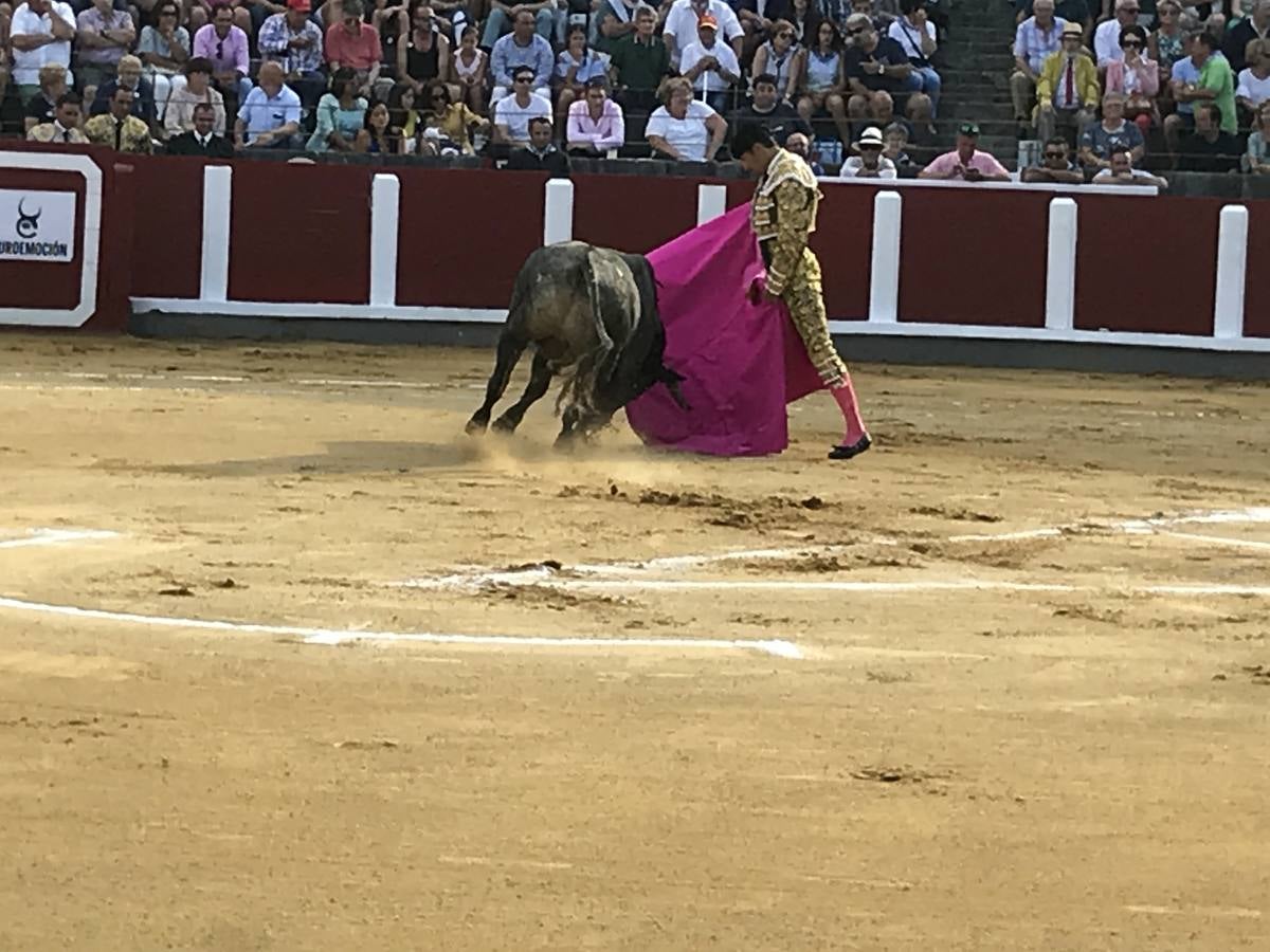 El Cid fue el único torero que salió a hombros de la plaza de Santoña tras una meritoria faena.