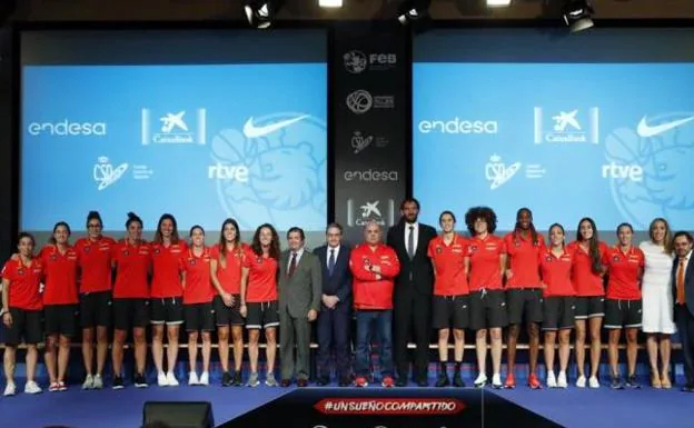 La selección femenina de baloncesto, con el presidente de la FEB, Jorge Garbajosa. 