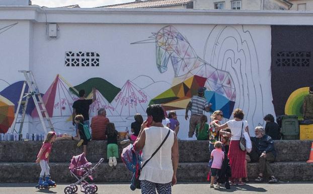 Imagen principal - Okuda ha comenzado a pintar el Colegio Vital Alsar