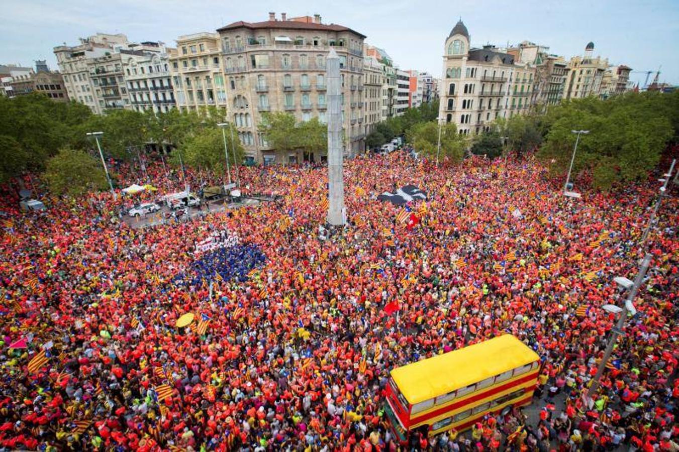 Esteladas, camisetas fluorescentes de color coral patrocinadas por la Asamblea Nacional Catalana (ANC) y lazos amarillos inundan las calles