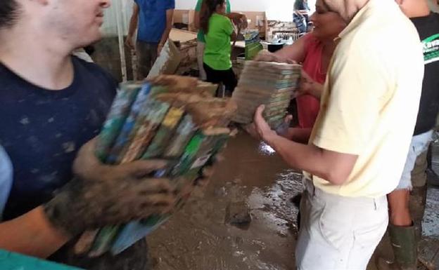 Varios voluntarios ayudan en la recogida de los libros.