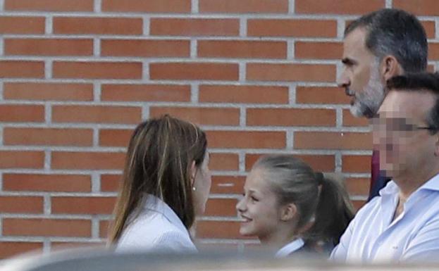 Imagen principal - La princesa Leonor y la infanta Sofía llegaron este martes al colegio madrileño donde se cursan sus estudios acompañados de sus padres, los reyes de España, que las acompañaron hasta el interior del edificio. 