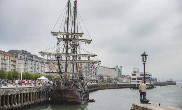 El galeón atracado en Santander 