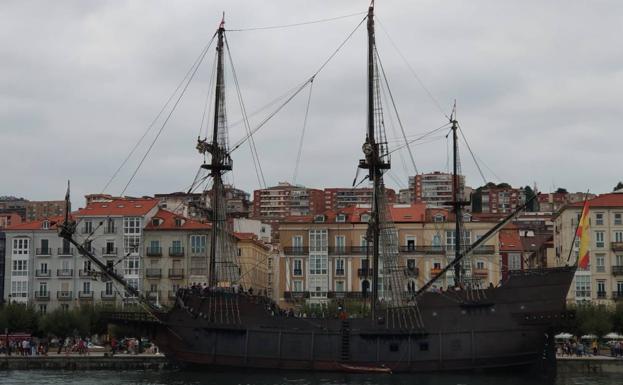 Imagen principal - El Galeón Andalucía atraca en Santander y se puede visitar hasta el domingo