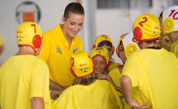 Mireia Belmonte, con niños del CN Castellón. 