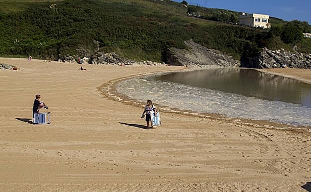 Imagen principal - La playa de San Juan de la Canal aparece cubierta de espuma